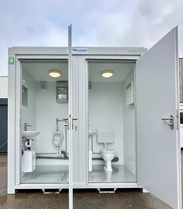 Bloque Sanitario Doble 2,4 × 1,5 m – WC